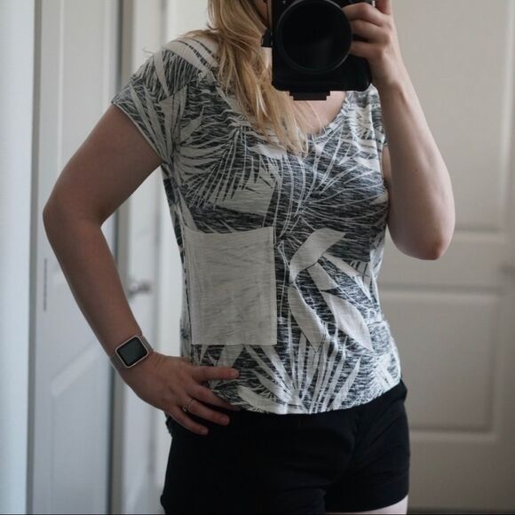 Roxy Serenity Now Palm Print Pattern Hawaiian Tropical Split Hem Pocket Tee XS - Picture 1 of 6